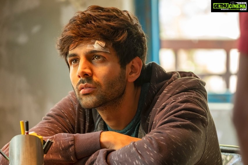 Kartik Aaryan Instagram - When you first dream of being in films, you act in front of the mirror and nail it every time, and the world of movies seems magical.
Then you get a movie. You see the camera and are unnerved. It’s bigger than the suitcase you brought to Mumbai. The bright lights seem to be scolding you for not landing on a one inch tape mark and wasting everyones time. The first few years become about trying not to look nervous.
Then you get an Imtiaz Ali movie. The moment he narrates the story, you are pulled into a dream. I don’t even remember seeing the camera on his set, he‘d always be standing wherever I looked after cut. He was never at the monitor, he was by my side. The lights on Imtiaz Ali’s set help you find those tape marks. I have never experienced the kind of love and appreciation I have got for my performance in Love Aaj Kal, and that too from some of my favourite filmmakers and people I most respect in the industry. How ironic that the making of this film felt most effortless! It would scare me to think of doing two characters in one movie. And here, I didn’t even realise how smoothly I was being transitioned between #Veer and #Raghu . For an actor, there is no better environment than being In front of that mirror. Imtiaz Ali takes you there. This is the reason why so many great actors’ greatest performances have been in Imtiaz Ali films. Imtiaz Ali director nahi hain, jadugar hain! Thank you sir for giving me the best performance of my career yet. ❤️ @imtiazaliofficial #LoveAajKal