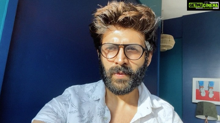 Kartik Aaryan Instagram - Maa ka Jawaab Nahi 😂 #KokiPoochega Link in bio 👨🏻💻 Youtube | KartikAaryan |