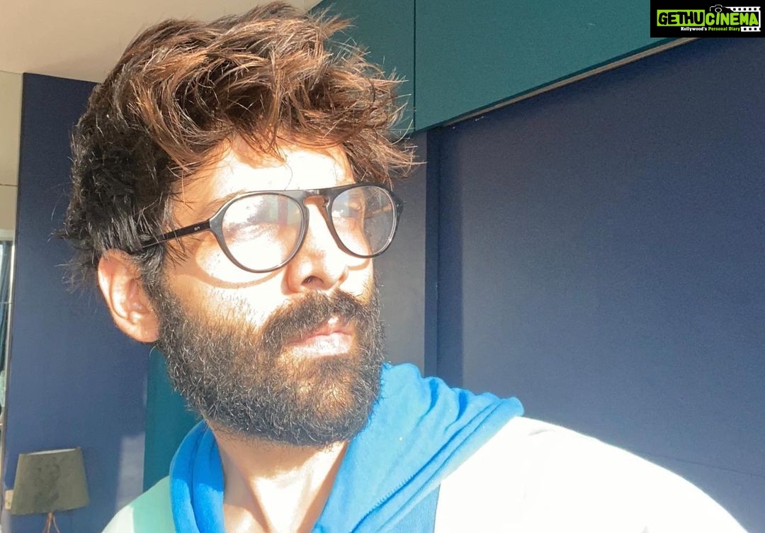 Kartik Aaryan - 1.5 Million Likes - Kaise shave kar dun yaar ?
Yeh bhi sexy kam nahi hai 🤓