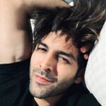 Kartik Aaryan Instagram – Phir se sexy dikhne ka mann kar raha hai 
Daadhi nikaal dun? 👶🏻