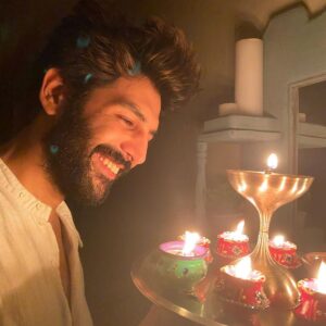 Kartik Aaryan Instagram - Together, Everything is Possible 🪔🙏🏻
#9Baje9Minutes