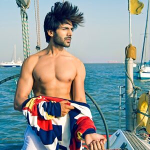 Kartik Aaryan Instagram - Udein jab jab Zulfein meri 👶🏻
You can Lockdown a Man 
You cant Lockdown his Hair