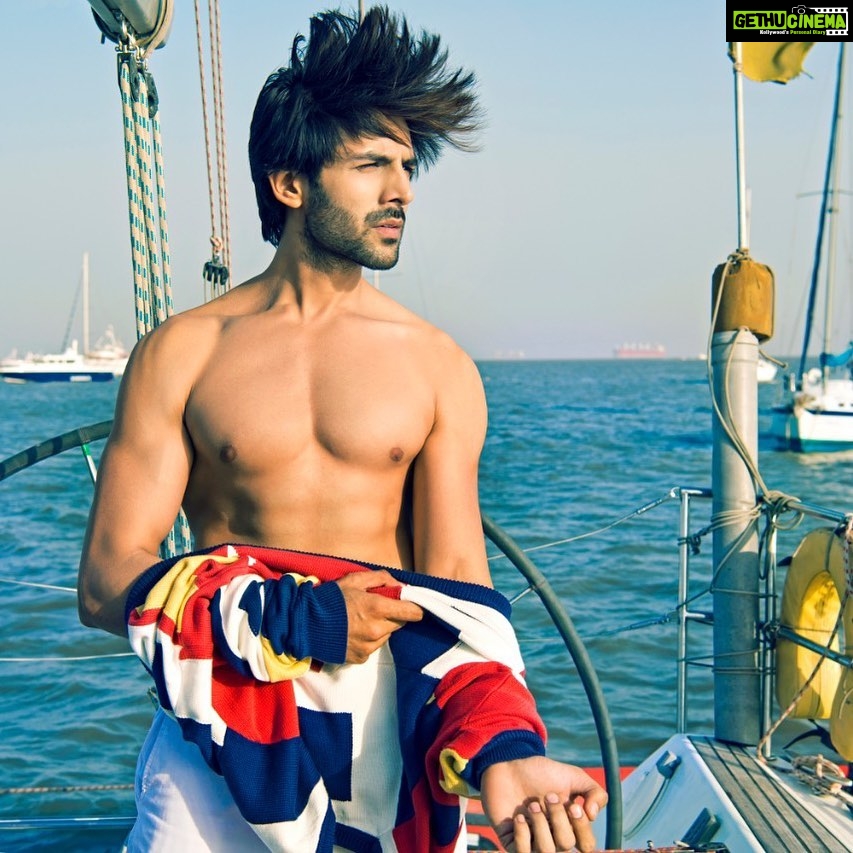 Kartik Aaryan - 1.5 Million Likes - Udein jab jab Zulfein meri 👶🏻
You can Lockdown a Man
You cant Lockdown his Hair