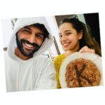 Kartik Aaryan Instagram - Lockdown ka fayda - Celebrating Kittu’s bday together after 7 years ⏳❤️ Chota Cake Banane gaya , Bada Biscuit ban gaya 🤓 Happy Birthday Doctor KiKi 👩‍⚕️ .. Pride of the family 😘 @dr.kiki_