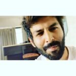 Kartik Aaryan Instagram - Apni picture Sunday ko Family ke saath baithke TV pe dekhne wali feeling... Still unbeaten ❤️ And Mummy Never waits for credits😤