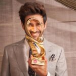 Kartik Aaryan Instagram - Award Jitaane vaali Acting Miliye #ChintuTyagi se Kal Dopahar 12 baje @sonymaxmovies Suna hai kal Sunday hai , Aap sabki Chutti bhi hai 🤣 #PatiPatniAurWoh Mumbai, Maharashtra