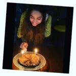 Kartik Aaryan Instagram - Lockdown ka fayda - Celebrating Kittu’s bday together after 7 years ⏳❤️ Chota Cake Banane gaya , Bada Biscuit ban gaya 🤓 Happy Birthday Doctor KiKi 👩‍⚕️ .. Pride of the family 😘 @dr.kiki_