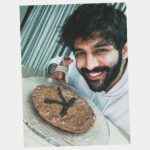 Kartik Aaryan Instagram - Lockdown ka fayda - Celebrating Kittu’s bday together after 7 years ⏳❤️ Chota Cake Banane gaya , Bada Biscuit ban gaya 🤓 Happy Birthday Doctor KiKi 👩‍⚕️ .. Pride of the family 😘 @dr.kiki_