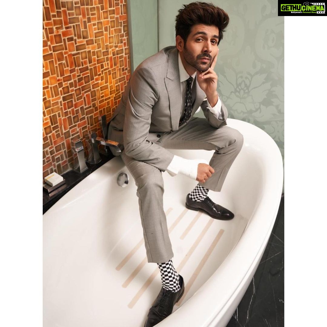 Kartik Aaryan Instagram - Work From Home they said