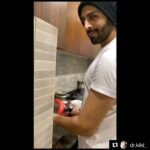 Kartik Aaryan Instagram - Kahaani Ghar Ghar Ki.... #Repost @dr.kiki_ Dont mistake this for Quarantine This is the usual scene at home @kartikaaryan 😘