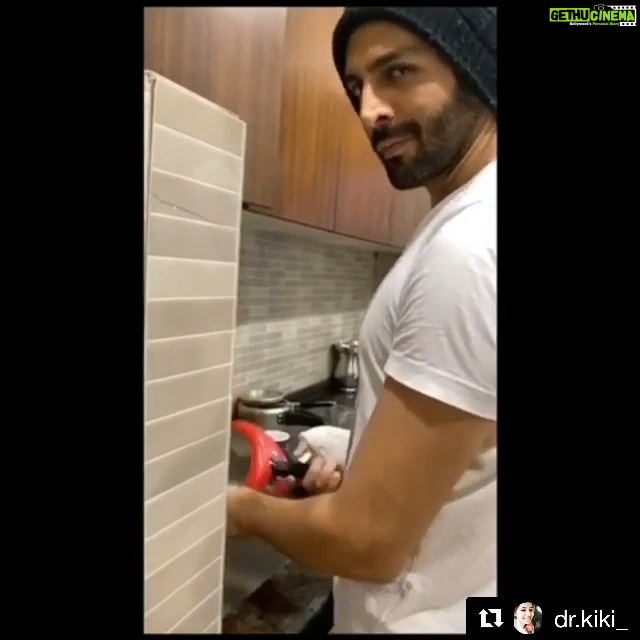 Kartik Aaryan Instagram - Kahaani Ghar Ghar Ki.... #Repost @dr.kiki_ Dont mistake this for Quarantine This is the usual scene at home @kartikaaryan 😘
