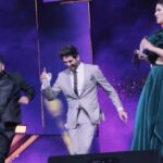 Kartik Aaryan Instagram - Full circle ⭕️ This is how I learnt #DheemeDheeme for the first time and here we are on stage together. Thank u n Love u @boscomartis ❤️🔥 Celebrating the Win @zeecineawards 🏆🤟🏻 N just like in #PatiPatniAurWoh Special Appearance by @kritisanon Mumbai - मुंबई