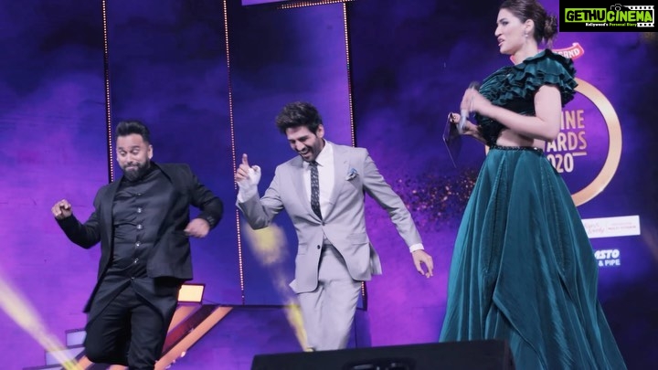 Kartik Aaryan Instagram - Full circle ⭕️ This is how I learnt #DheemeDheeme for the first time and here we are on stage together. Thank u n Love u @boscomartis ❤️🔥 Celebrating the Win @zeecineawards 🏆🤟🏻 N just like in #PatiPatniAurWoh Special Appearance by @kritisanon Mumbai - मुंबई