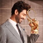 Kartik Aaryan Instagram - #ChintuTyagi ne jitaya👨🏻 Best Actor in a Comic Role 🙏🏻🏆 @zeecineawards “Pati ka role kyun karna hai? Muchhon wala character kyun karna hai? Weight kyun badhana hai?” Isiliye doston, isiliye!! ❤️🔥 Mumbai, Maharashtra