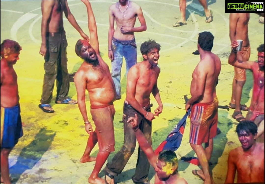 Kartik Aaryan Instagram - बुरा ना मानो होली है !! #HostelKiHoli 👨🏻🎓 Always been a shy guy🕺🏻 Aur yahan Anees sir khelne hi nahi de rahe 🎥 #BhoolBhulaiyaa2 #Shoot #HappyHoli 🎨 Lucknow, Uttar Pradesh