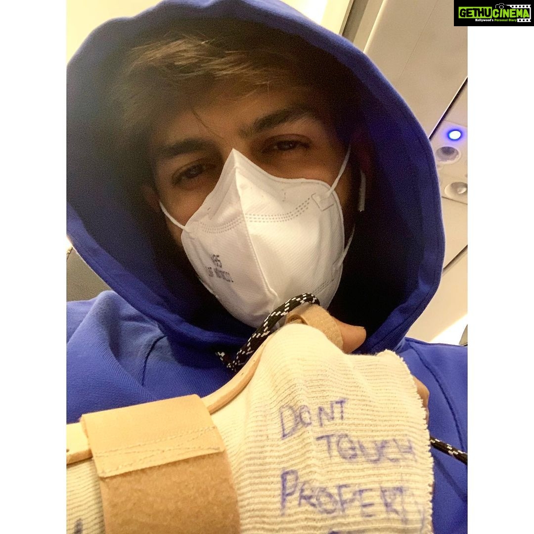 Kartik Aaryan Instagram - Flying again 🤦🏽♂ Best of Luck-Now #BhoolBhulaiyaa2 🤟🏻👻 #Lucknow schedule #CoronaStopKaroNa #WashYourHands Mumbai, Maharashtra