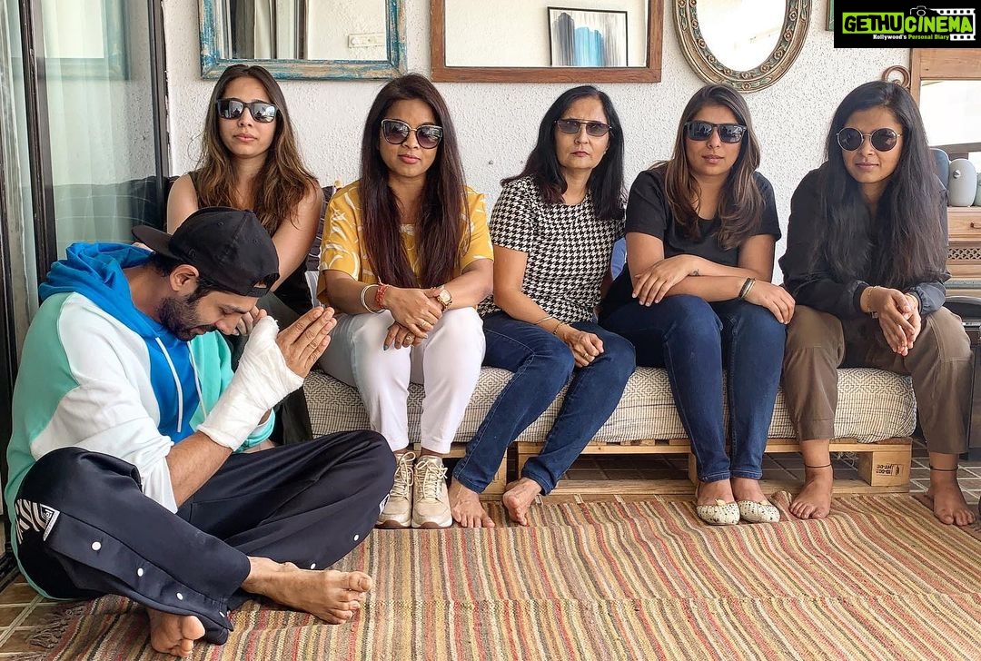 Kartik Aaryan Instagram - Meet the Women who Empower me !! The Women who run my world ๐ A very Happy Womenโs Day to everyone ๐๐ป Mumbai, Maharashtra