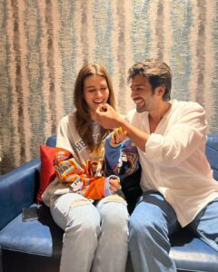 Kartik Aaryan Instagram - Diet Nahi todi ladki ne 
Sirf pose kiya mere liye !!
Happy birthday Param Sundari 
From Your Shehzada 🥳 
@kritisanon ❤️