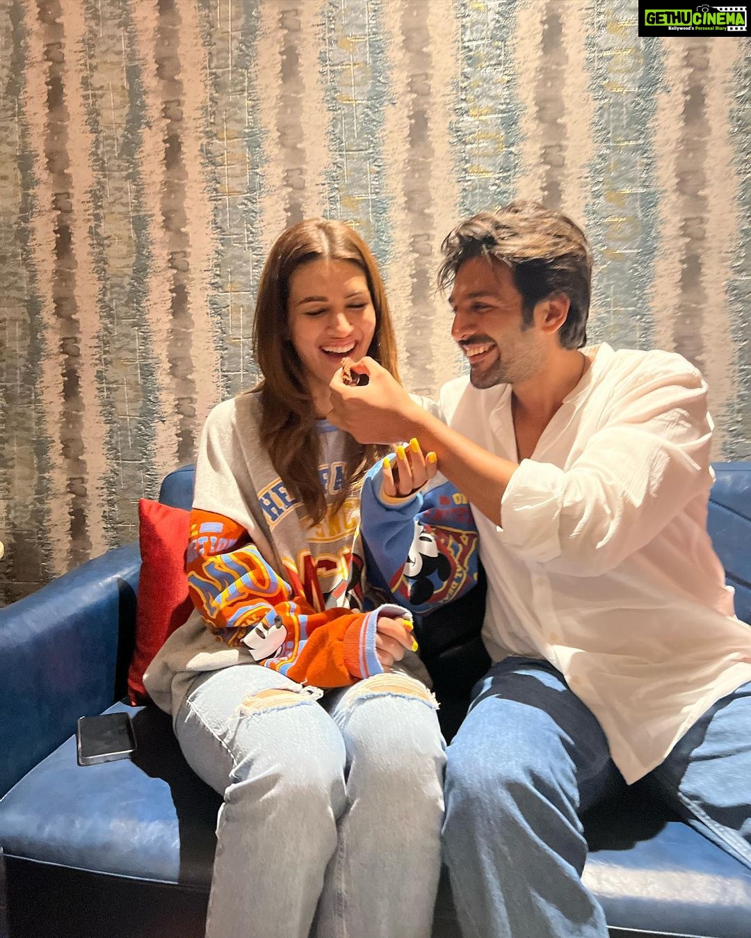 Kartik Aaryan - 1.5 Million Likes - Diet Nahi todi ladki ne
Sirf pose kiya mere liye !!
Happy birthday Param Sundari
From Your Shehzada 🥳
@kritisanon ❤️