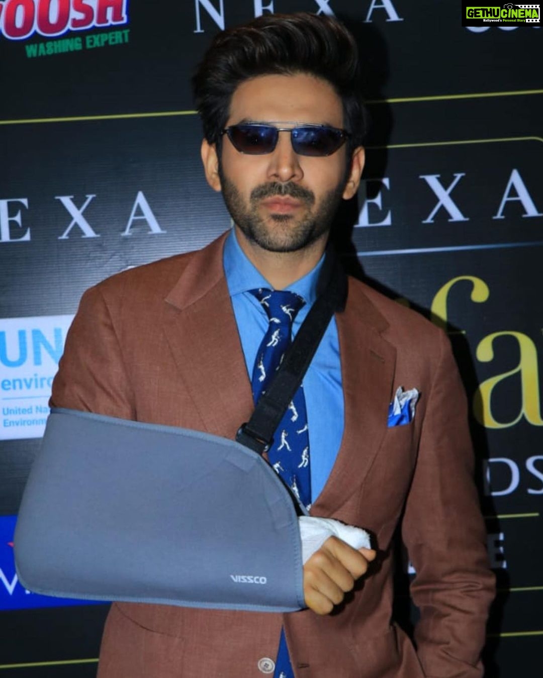 Kartik Aaryan Instagram - #WashYourHands . . #CoronaStopKaroNa