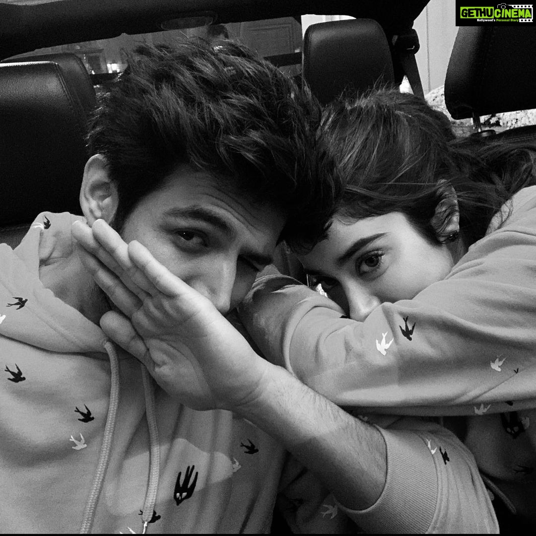 Kartik Aaryan Instagram - Aapke Birthday ke shubh din par #WashYourHands start karte hain J Ji ❤️ @janhvikapoor #CoronaStopKaroNa