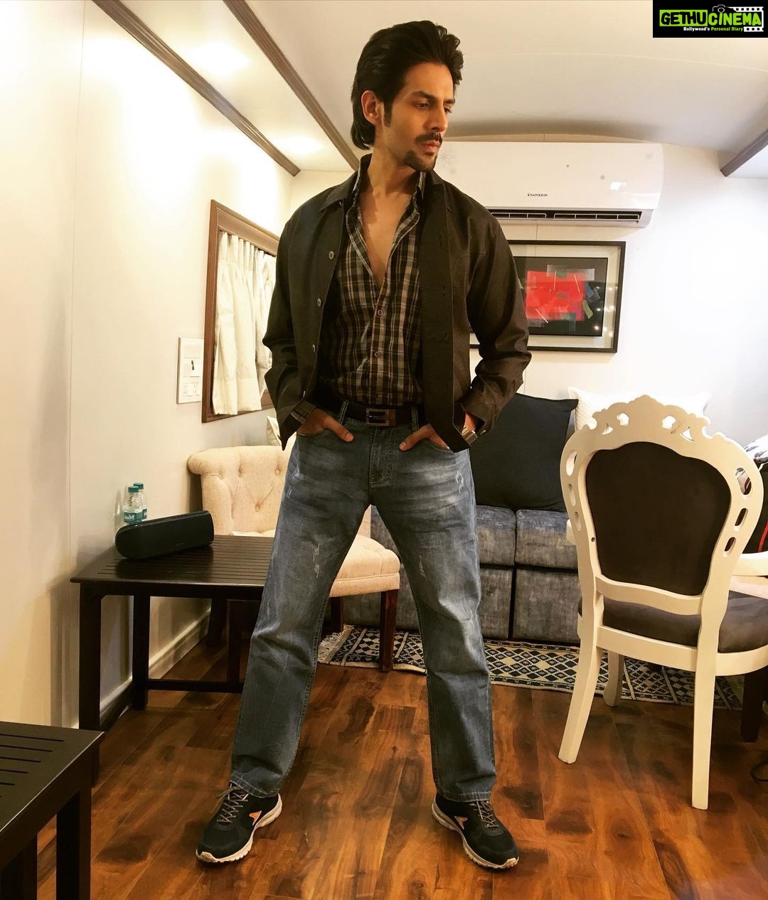 Kartik Aaryan Instagram - #Raghu 🖤 Jo Main hoon aur vo Jo main hona chahta tha Ye alag alag log hain Ye kabhi mil hi nahi paayein