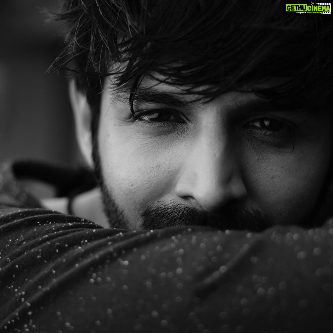 Kartik Aaryan Instagram - Aapka #Guddu ❤️ #1yearOfLukaChuppi 🙏🏻