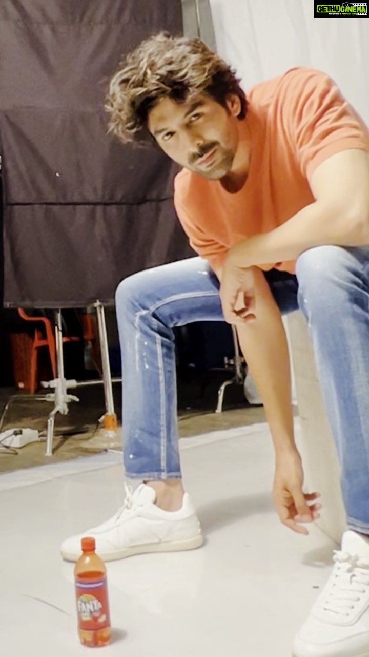 Kartik Aaryan Instagram - Open Challenge!!! Who wants to try??? @fantaindia 🥤 #FlipLikeKartik 🤙🏻