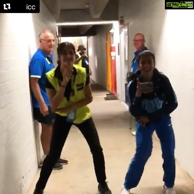 Kartik Aaryan Instagram - My favourite cricketer aces #HaanMainGalat !! Bring the cup home Jemi π π And by popular demand also bring Security Ji to bollywood ππ» . . #Repost @icc Yes, @jemimahrodrigues! Busting moves with an off-duty security guard at the @T20WorldCup ππ