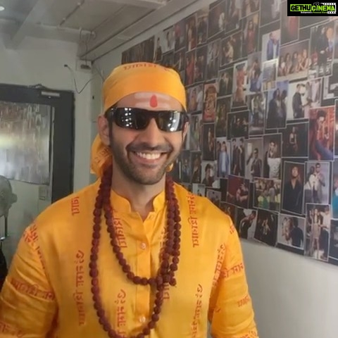 Kartik Aaryan Instagram - Iss look mein Smile hi nahi rukti π₯ Ting ding ting tiding ting ting πΆβ€ #BhoolBhulaiyaa2 π #Jaipur lets Roll π€π» Mango Season Begins π Jaipur, Rajasthan