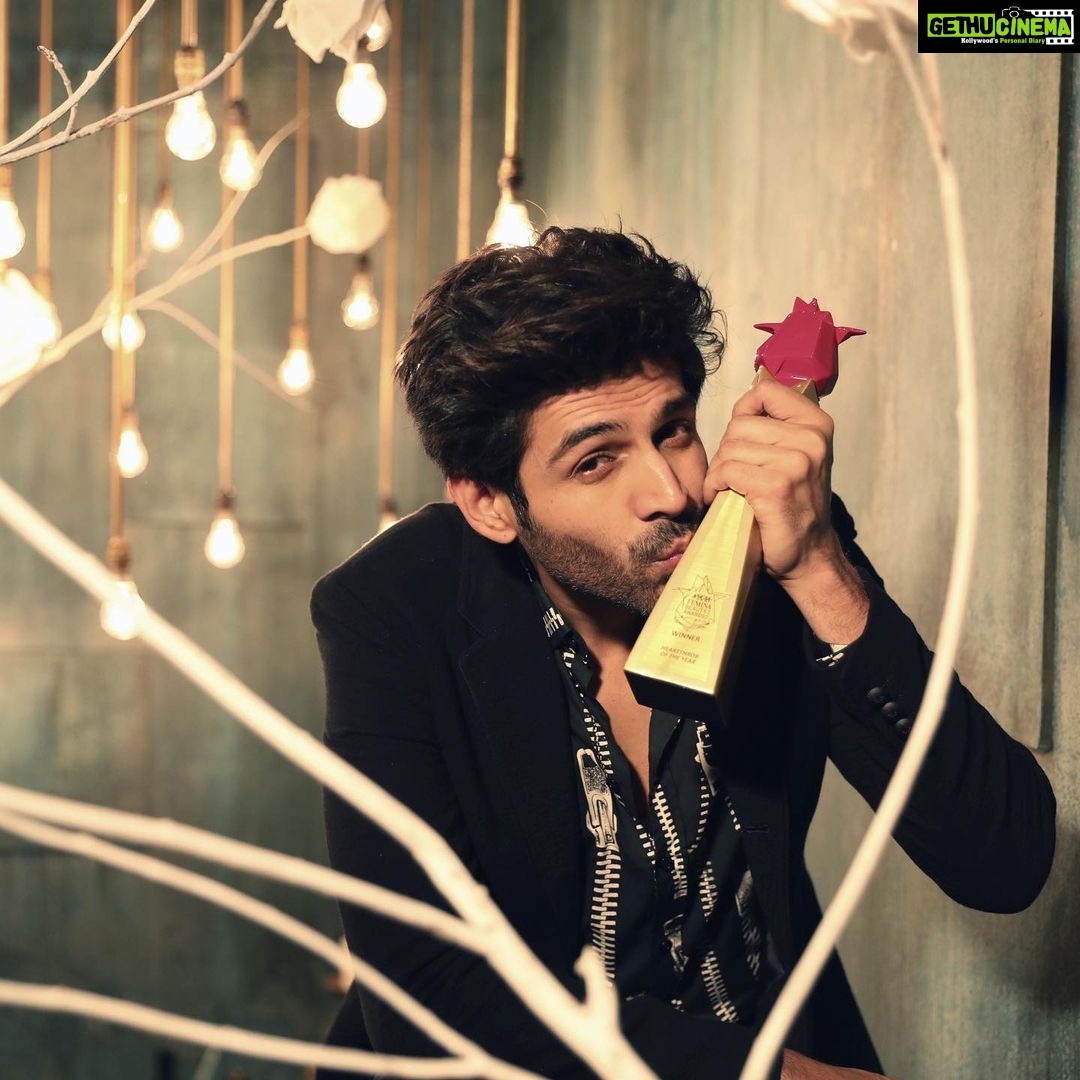 Kartik Aaryan Instagram - Heartthrob Of The Year ❤ Thank you @feminaindia 🙏🏻 Mumbai, Maharashtra