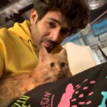 Kartik Aaryan Instagram - Rehearsing lines with my fav costar 😻
