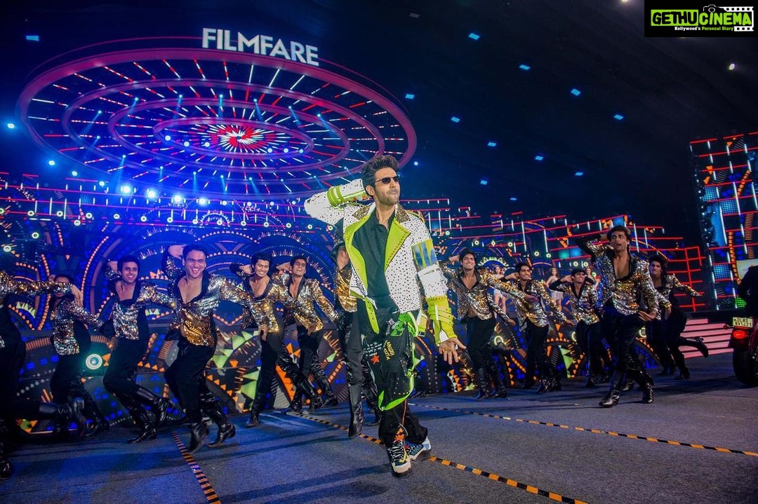 Kartik Aaryan Instagram - 🎷🕺🏻Aaj Raat 🔥❤️