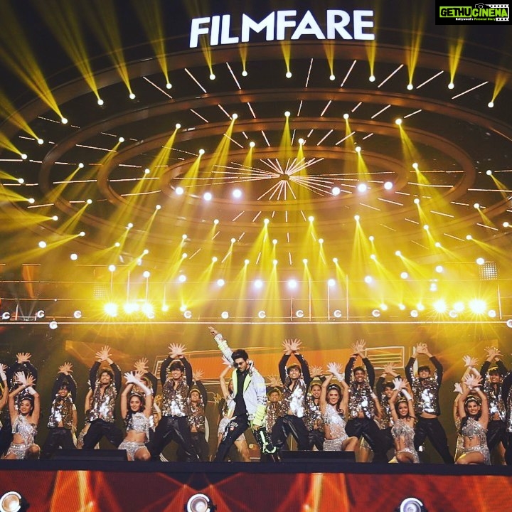 Kartik Aaryan Instagram - Stage laga hai .. Badi jagah hai Do it with a twist πΆπ₯πΊπ» @filmfare ππ»