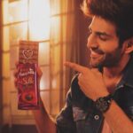 Kartik Aaryan Instagram - Aapke #ChocolateBoy ki taraf se Happy Valentines Day !! ❤️😋 @cadburydairymilksilk