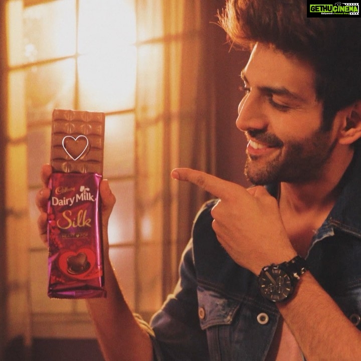 Kartik Aaryan Instagram - Aapke #ChocolateBoy ki taraf se Happy Valentines Day !! ❤️😋 @cadburydairymilksilk
