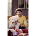 Kartik Aaryan Instagram - Help me na ❤️ #PopYourHeartOut @cadburydairymilksilk 🔥