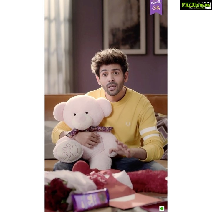 Kartik Aaryan Instagram - Help me na ❤️ #PopYourHeartOut @cadburydairymilksilk 🔥