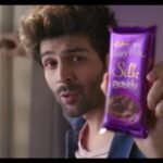 Kartik Aaryan Instagram - Happy Chocolate Day #PopYourHeartOut 💓 #ChocolateBoy @cadburydairymilksilk 😋