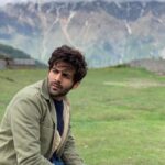 Kartik Aaryan Instagram - O Mehrama Kya Mila Yu Juda hoke bata 🎶 ... #Veer 👨🏻‍💻🤓 #LoveAajKal ❤️ #5DaysToGo Himachal Pradesh