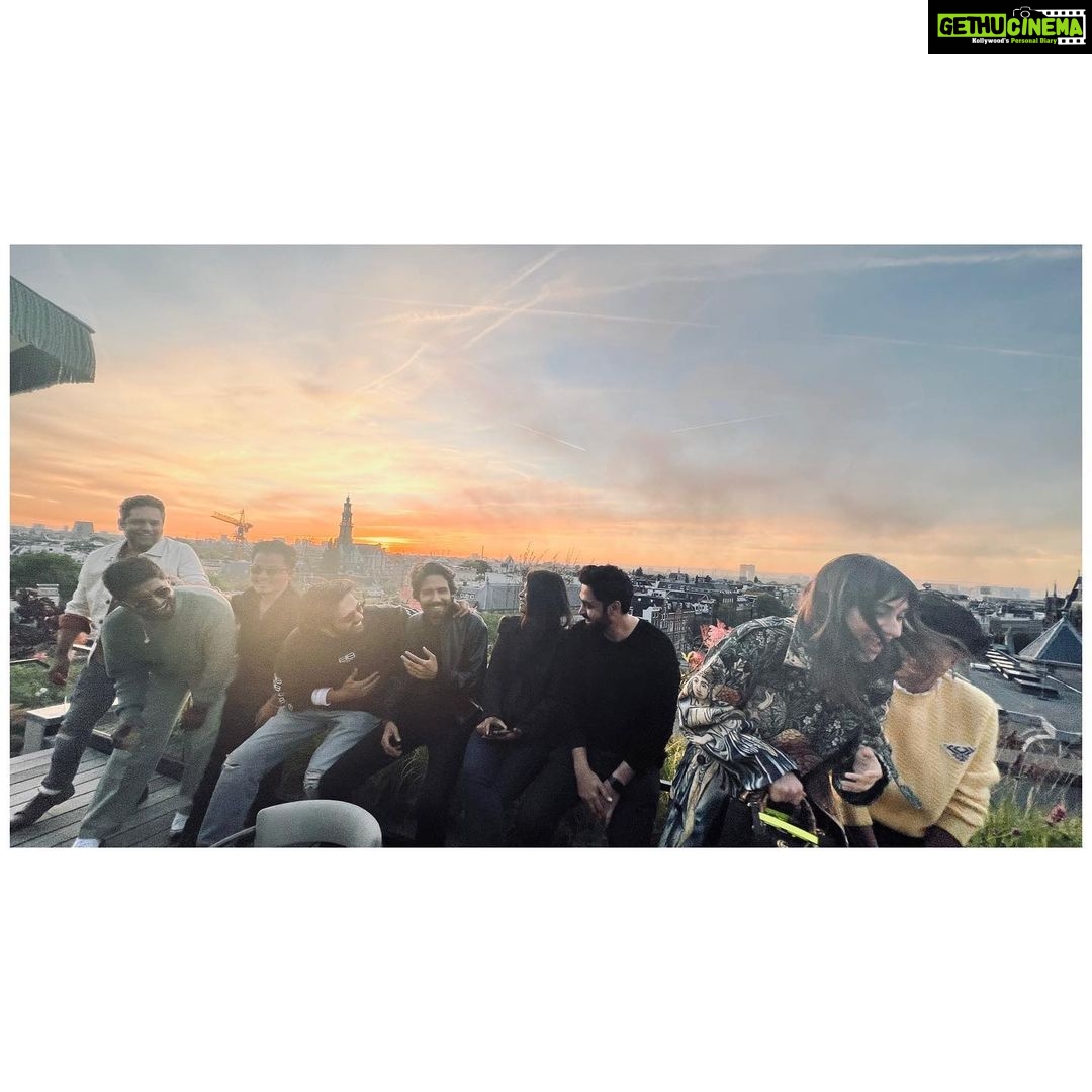 Kartik Aaryan Instagram - From fun sets to sunsets #Team ❤️