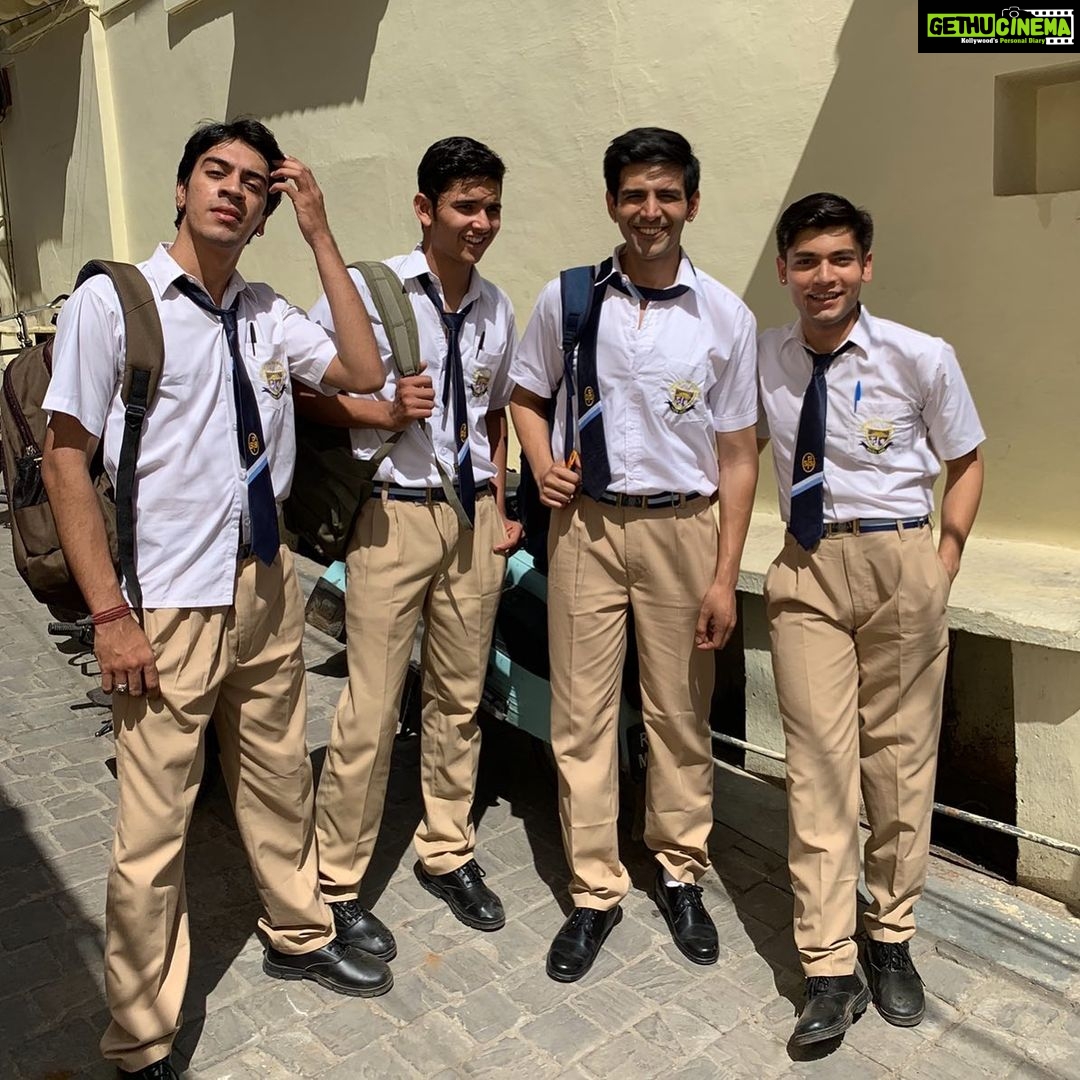 Kartik Aaryan Instagram - 90s hot kids be like π₯ Kartik minus 8kgs= #Raghu π¦π»ππ«β #FiftyShadesOfRaghu πΊπ» π€« #CoolBoyz Squad Goals π₯ #School #LoveAajKal β€οΈ