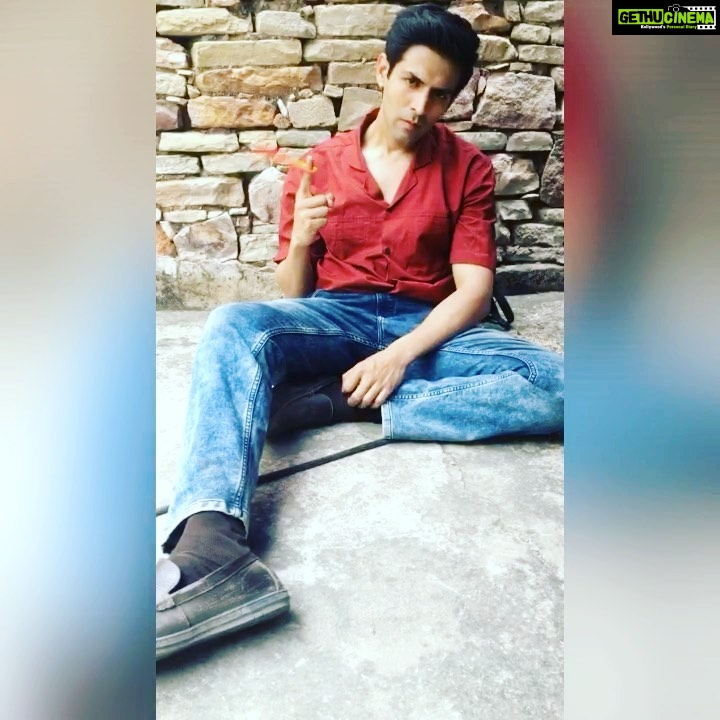 Kartik Aaryan Instagram - #Raghu ko kis baat ka Attitude hai? Swipe Right to know β‘ #Shayad #LoveAajkal β€πΊπ»π₯