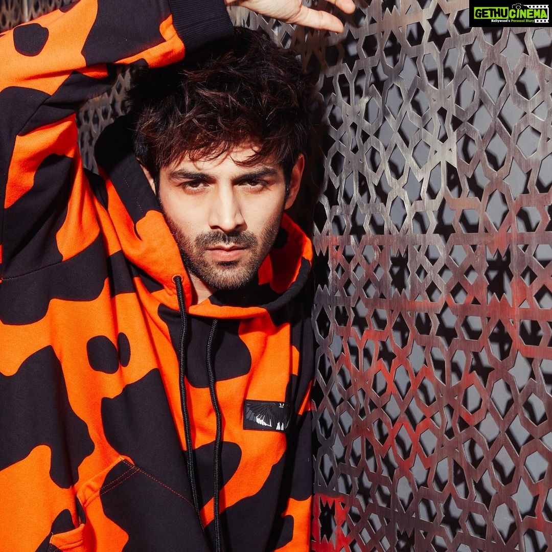 Kartik Aaryan Instagram - I see you ๐ ๐งก #Veer #LoveAajkal