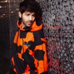 Kartik Aaryan Instagram - I see you 👀 🧡 #Veer #LoveAajkal