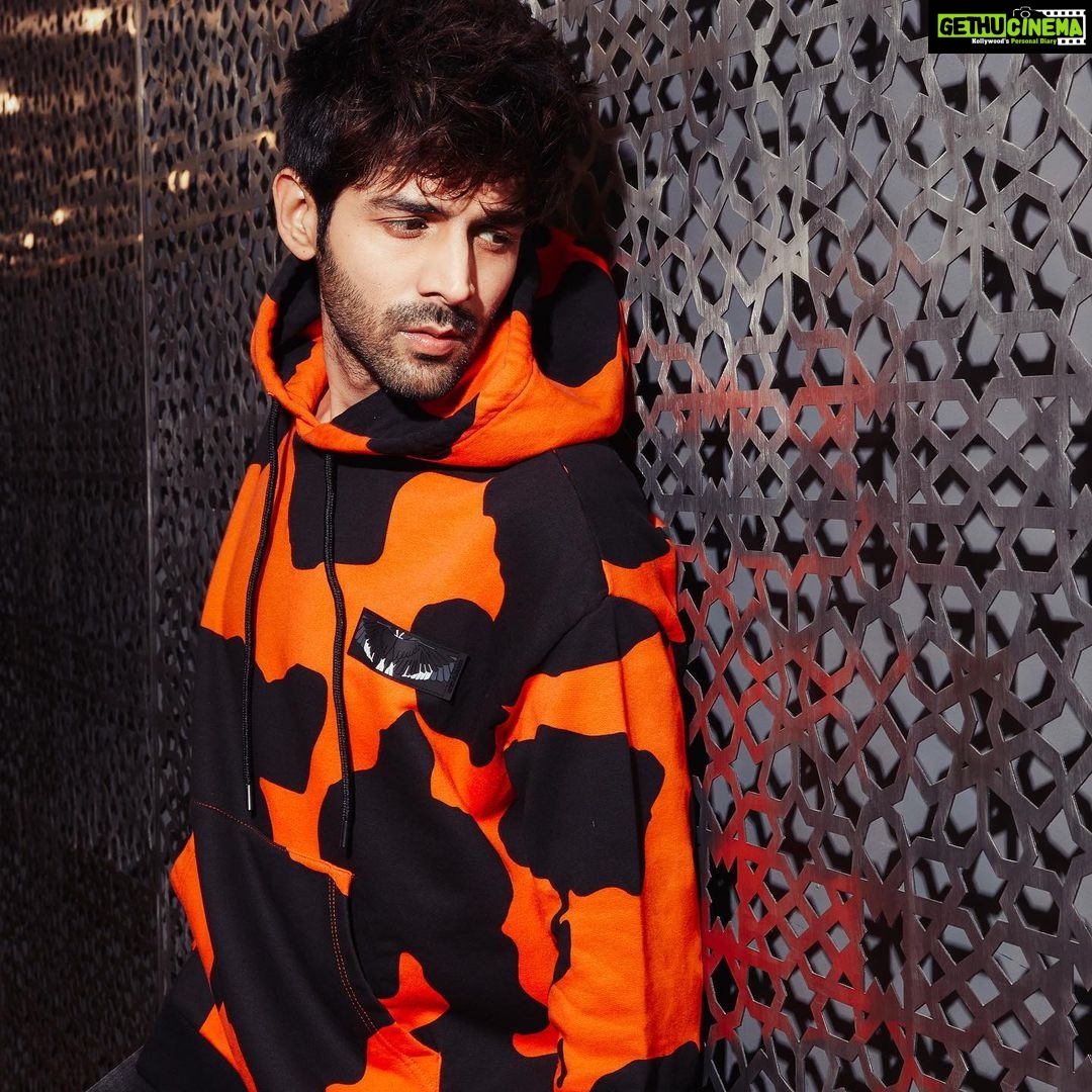 Kartik Aaryan Instagram - I see you ๐ ๐งก #Veer #LoveAajkal