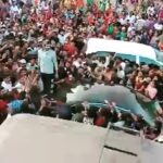 Kartik Aaryan Instagram - 🎶Jo tum Na ho Rahenge Hum nahi 🎶 Overwhelmed 🙏🏻❤️ ... #Repost @viralbhayani THIS IS EPIC! Kartik Aaryan gets mobbed by a huge crowd on the sets in Mumbai, where even his car also couldn’t move. This Love Aaj Kal star’s fan following is touching the roof #kartikaaryan Mumbai, Maharashtra