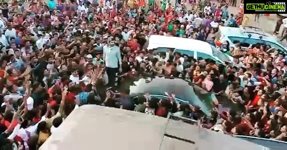 Kartik Aaryan Instagram - 🎶Jo tum Na ho Rahenge Hum nahi 🎶 Overwhelmed 🙏🏻❤️ ... #Repost @viralbhayani THIS IS EPIC! Kartik Aaryan gets mobbed by a huge crowd on the sets in Mumbai, where even his car also couldn’t move. This Love Aaj Kal star’s fan following is touching the roof #kartikaaryan Mumbai, Maharashtra