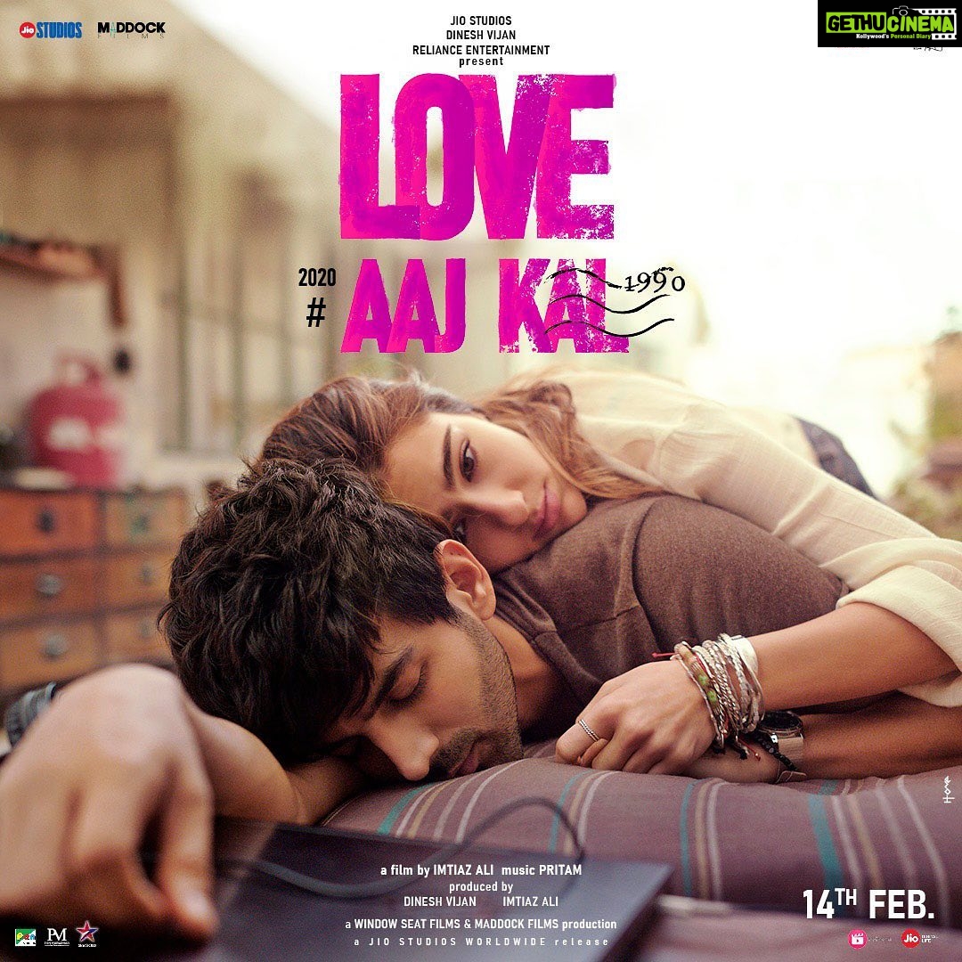 Kartik Aaryan Instagram - वहाँ हैं नहीं जहाँ लेटे हैं ....... कहीं उड़ रहे हैं Veer और Zoe❤ #LoveAajKal Trailer out tomorrow !! @saraalikhan95 @imtiazaliofficial #DineshVijan @wearewsf @maddockfilms @officialjiostudios @officialjiocinema @reliance.entertainment @sarkarshibasish @randeephooda @ipritamofficial @_arushisharma