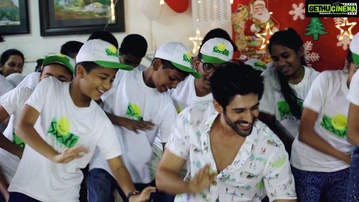 Kartik Aaryan Instagram - Christmas wid Bacha Party 🤗❤️ Thank you @smilefoundationindia Mumbai, Maharashtra